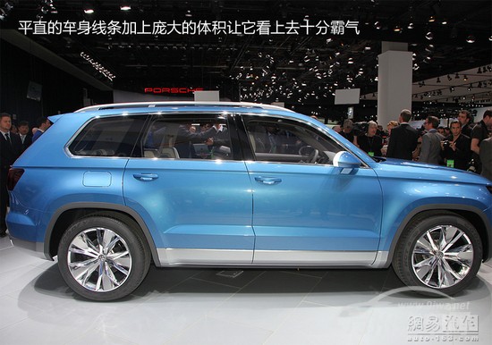 网易汽车1月21日报道 一汽-大众总经理张丕杰在一次媒体访问中表示,一汽-大众首款SUV车型将在2017年正式推出,预计该车便是早先展出的CrossBlue概念车的量产版。 在早先的东京车展以及上海车展上,大众发布了CrossBlue以及Crossblue Coupe两款概念车型,两者均是将来七座版SUV的雏形,为了弥补途观和途锐之间的定位,该车基于MQB平台打造,采用七座设计的它更注重家庭实用主义,而不是去强调越野性能。 从外形部分来看,CrossBlue概念车依旧延续着大众的传统家族式风格,类似于途